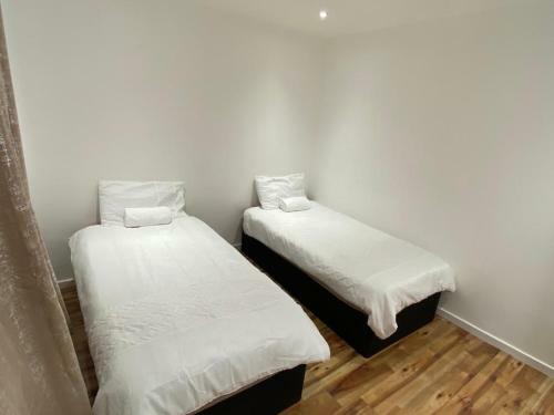 6 Guests, 3 Private Rooms In Beautiful London Home