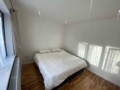 6 Guests, 3 Private Rooms In Beautiful London Home