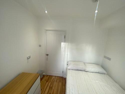 6 Guests, 3 Private Rooms In Beautiful London Home