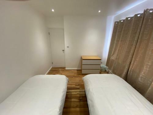 6 Guests, 3 Private Rooms In Beautiful London Home