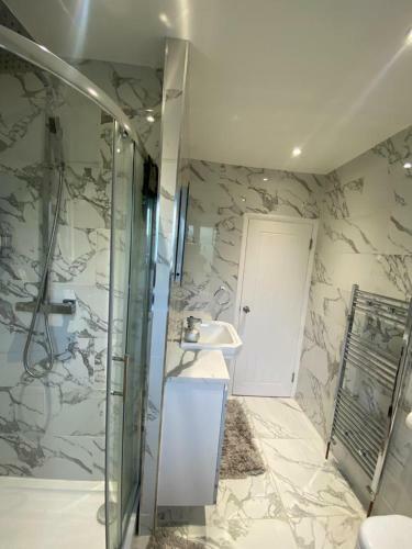 6 Guests, 3 Private Rooms In Beautiful London Home