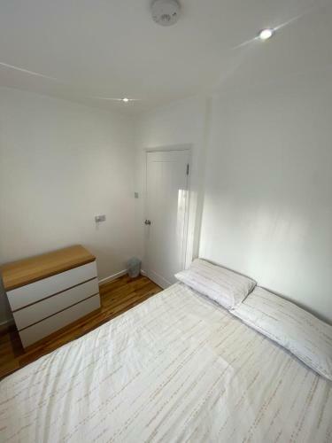 6 Guests, 3 Private Rooms In Beautiful London Home