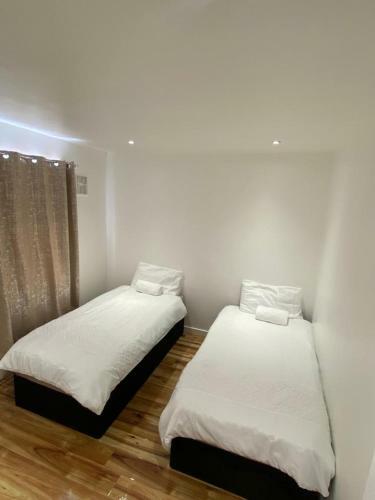 6 Guests, 3 Private Rooms In Beautiful London Home