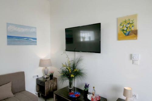 Premium Two-bedroom Apartment, Close To Beaches!