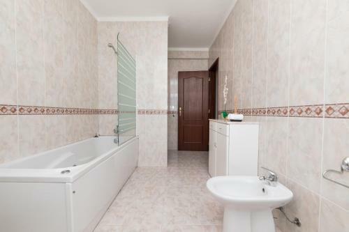 Villa Moradia De 3 Quartos Com A/c E Estacionamento