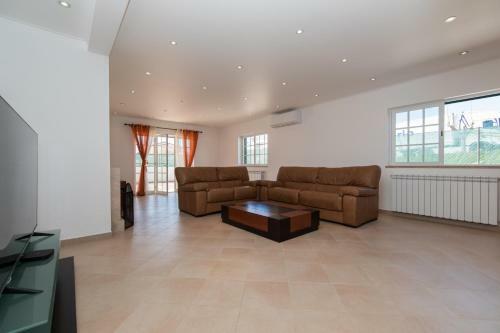 Villa Moradia De 3 Quartos Com A/c E Estacionamento