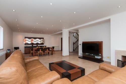 Villa Moradia De 3 Quartos Com A/c E Estacionamento