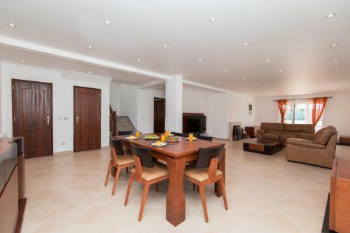 Villa Moradia De 3 Quartos Com A/c E Estacionamento