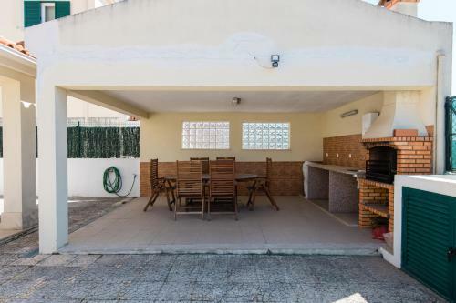 Villa Moradia De 3 Quartos Com A/c E Estacionamento