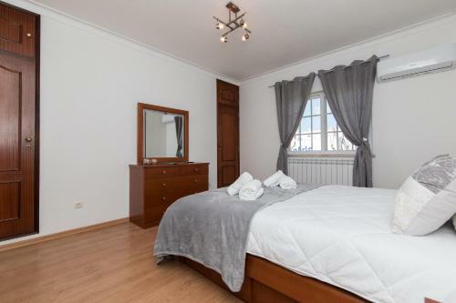 Villa Moradia De 3 Quartos Com A/c E Estacionamento