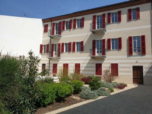 Hostal Olivola Apartments