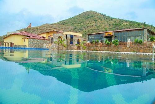 Hotel Vijaygarh Resort & Cottages With Pool