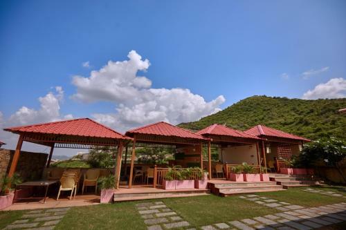 Hotel Vijaygarh Resort & Cottages With Pool