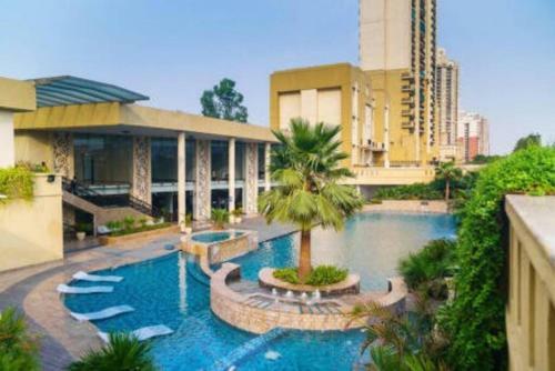 Spectacular Pool View Apartment With Lift