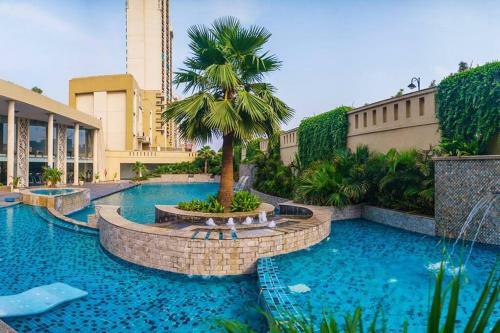 Spectacular Pool View Apartment With Lift