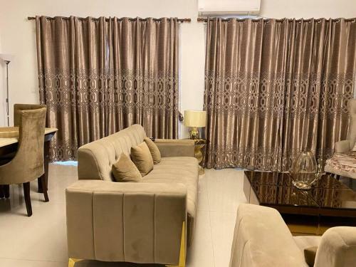 Pool View Beautiful Apartment In Delhi, Noida
