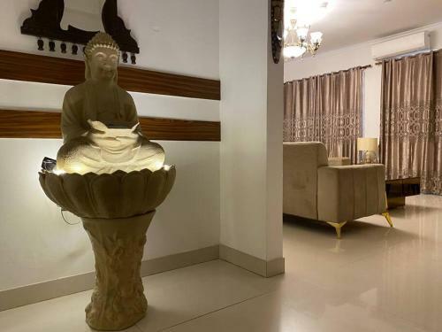 Pool View Beautiful Apartment In Delhi, Noida