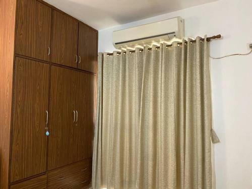Pool View Beautiful Apartment In Delhi, Noida