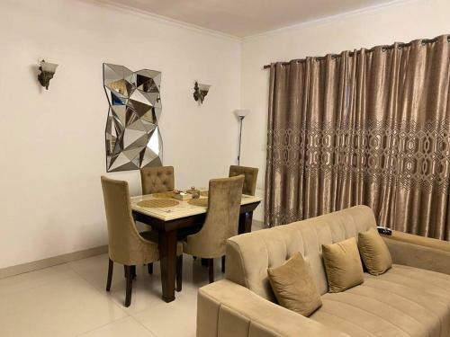 Pool View Beautiful Apartment In Delhi, Noida