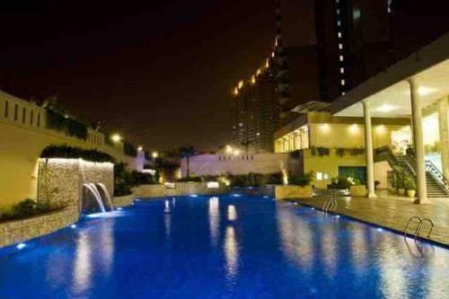Pool View Beautiful Apartment In Delhi, Noida