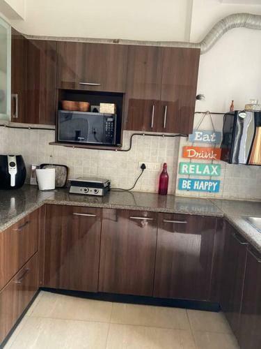 Pool View Beautiful Apartment In Delhi, Noida