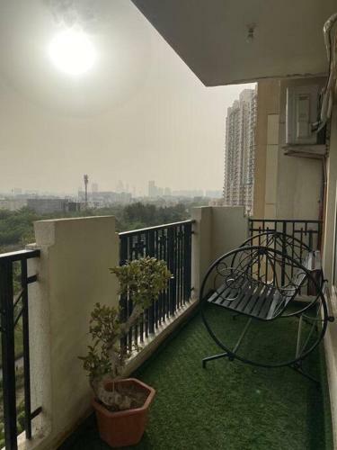 Pool View Beautiful Apartment In Delhi, Noida