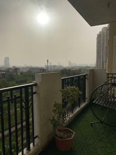Pool View Beautiful Apartment In Delhi, Noida