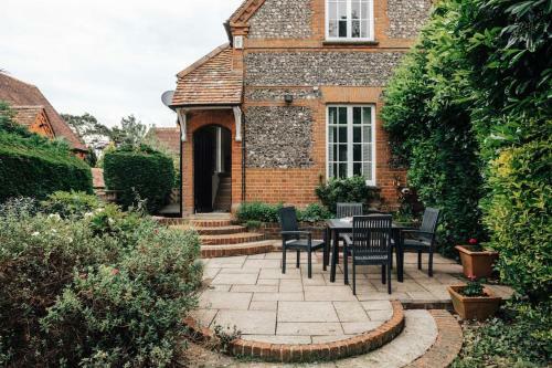 Regatta Cottage - Centrally Located, Free Parking
