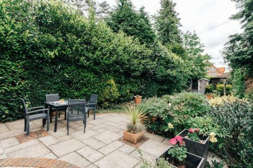 Regatta Cottage - Centrally Located, Free Parking