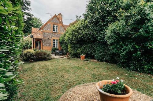 Regatta Cottage - Centrally Located, Free Parking