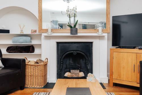 Regatta Cottage - Centrally Located, Free Parking