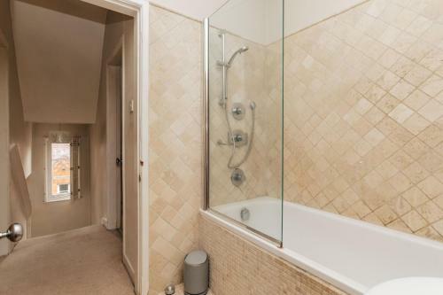 Regatta Cottage - Centrally Located, Free Parking