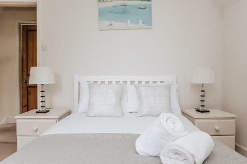 Regatta Cottage - Centrally Located, Free Parking
