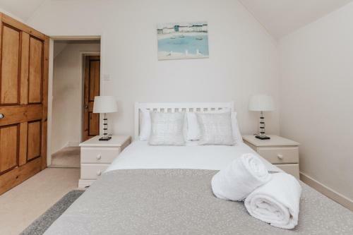 Regatta Cottage - Centrally Located, Free Parking