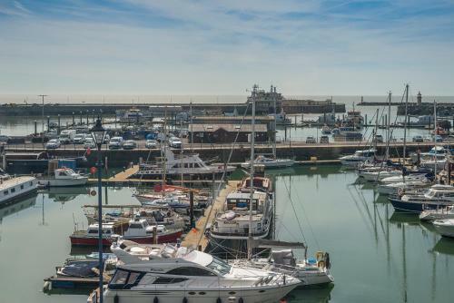 Harbour View: 2 Bedroom Apartment By Royal Harbour