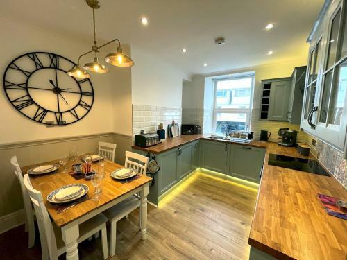 Pass The Keys Beautifully Presented 3br Luxury Apartment