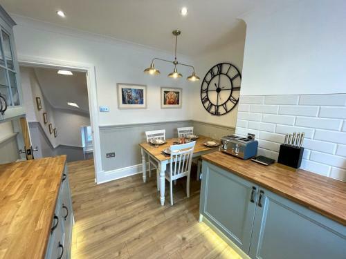 Pass The Keys Beautifully Presented 3br Luxury Apartment