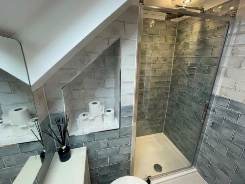 Pass The Keys Beautifully Presented 3br Luxury Apartment