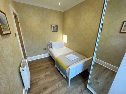 Pass The Keys Beautifully Presented 3br Luxury Apartment