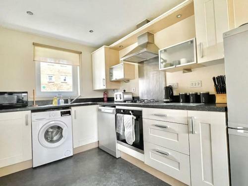 Spacious Coastal Retreat Free Parking