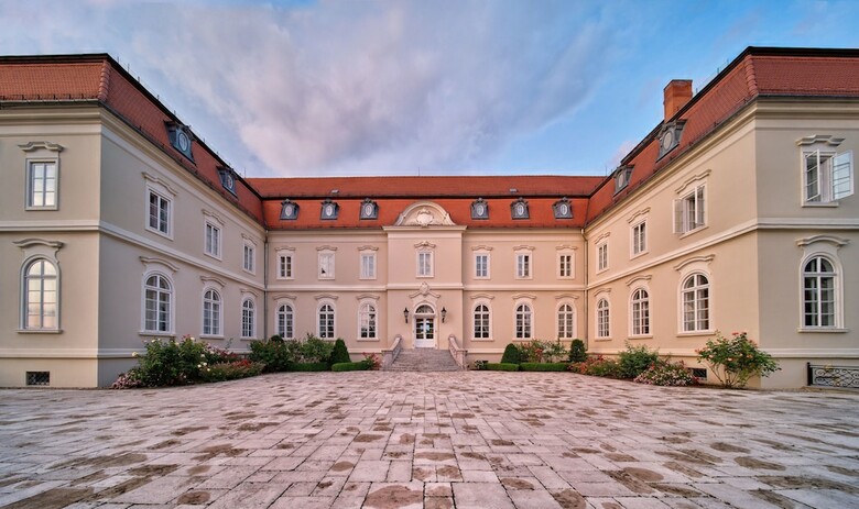 La Contessa Castle Hotel