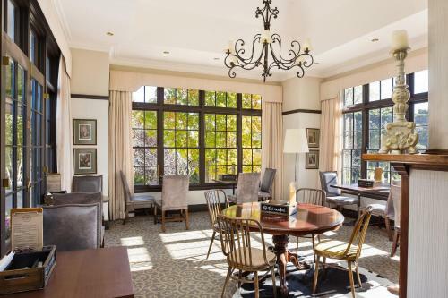 Hotel Peppers Manor House