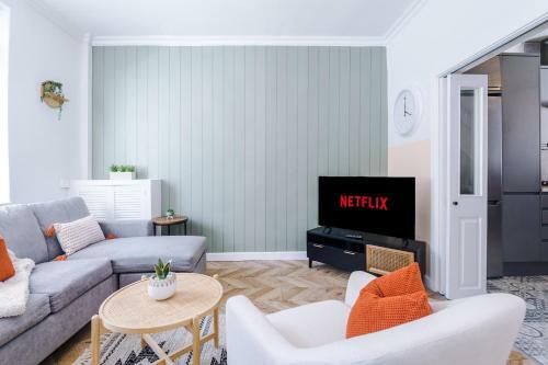 Rest&recharge @ Windsor House (2 Bedrooms, 4 Beds, Free Parking)