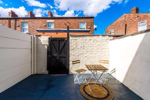 Rest&recharge @ Windsor House (2 Bedrooms, 4 Beds, Free Parking)