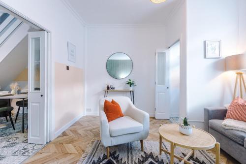 Rest&recharge @ Windsor House (2 Bedrooms, 4 Beds, Free Parking)