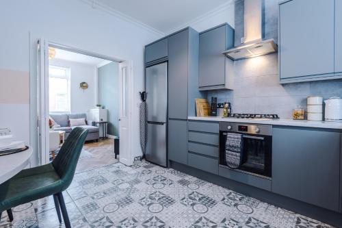 Rest&recharge @ Windsor House (2 Bedrooms, 4 Beds, Free Parking)