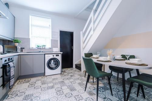 Rest&recharge @ Windsor House (2 Bedrooms, 4 Beds, Free Parking)
