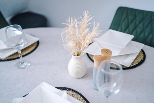 Rest&recharge @ Windsor House (2 Bedrooms, 4 Beds, Free Parking)