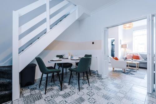 Rest&recharge @ Windsor House (2 Bedrooms, 4 Beds, Free Parking)