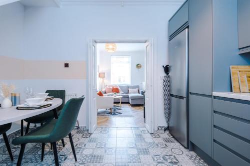 Rest&recharge @ Windsor House (2 Bedrooms, 4 Beds, Free Parking)